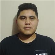 Estudiante de ingeniería que imparte matemáticas básicas a personas de cualquier edad